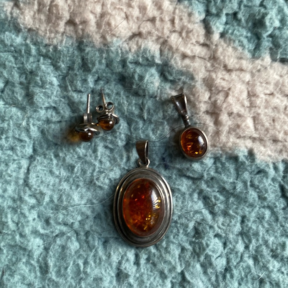 Amber pendant and earrings